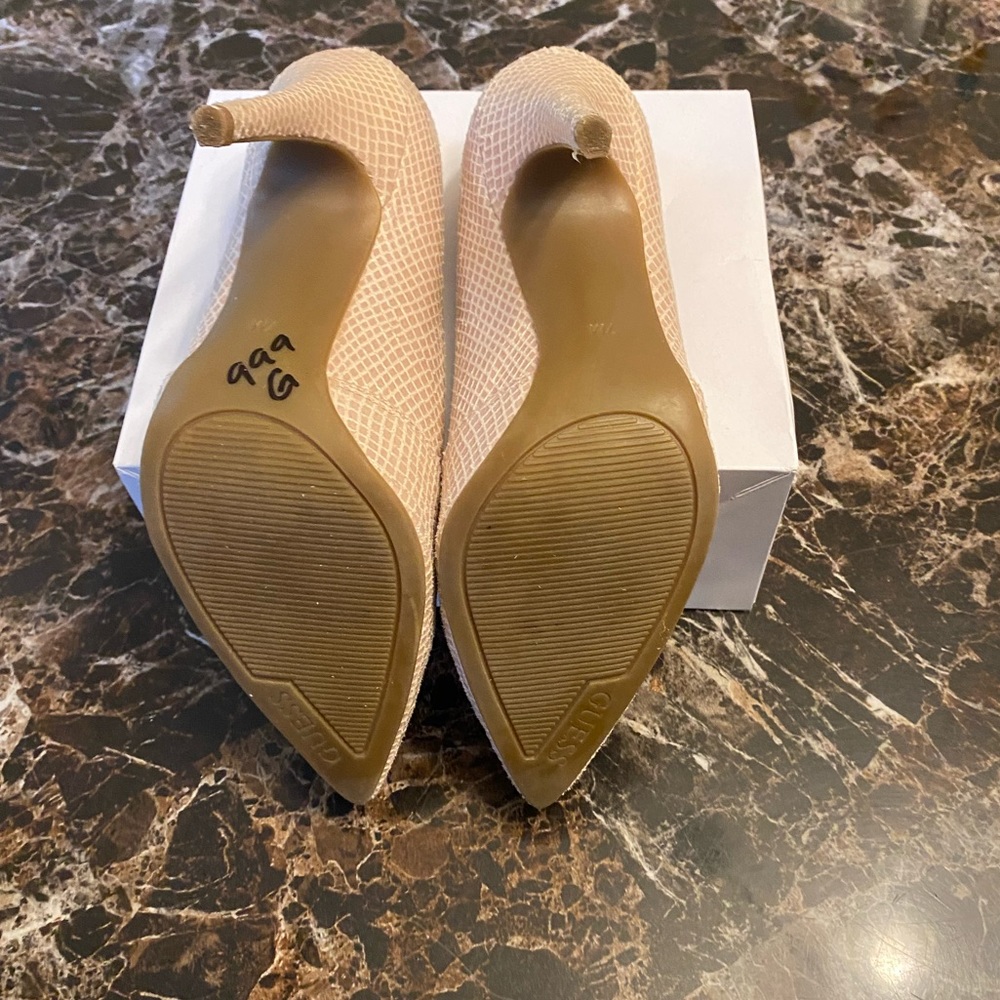 GUESS WOMEN’S POINTED TOE CLASSIC PUMP. - Picture 10 of 13